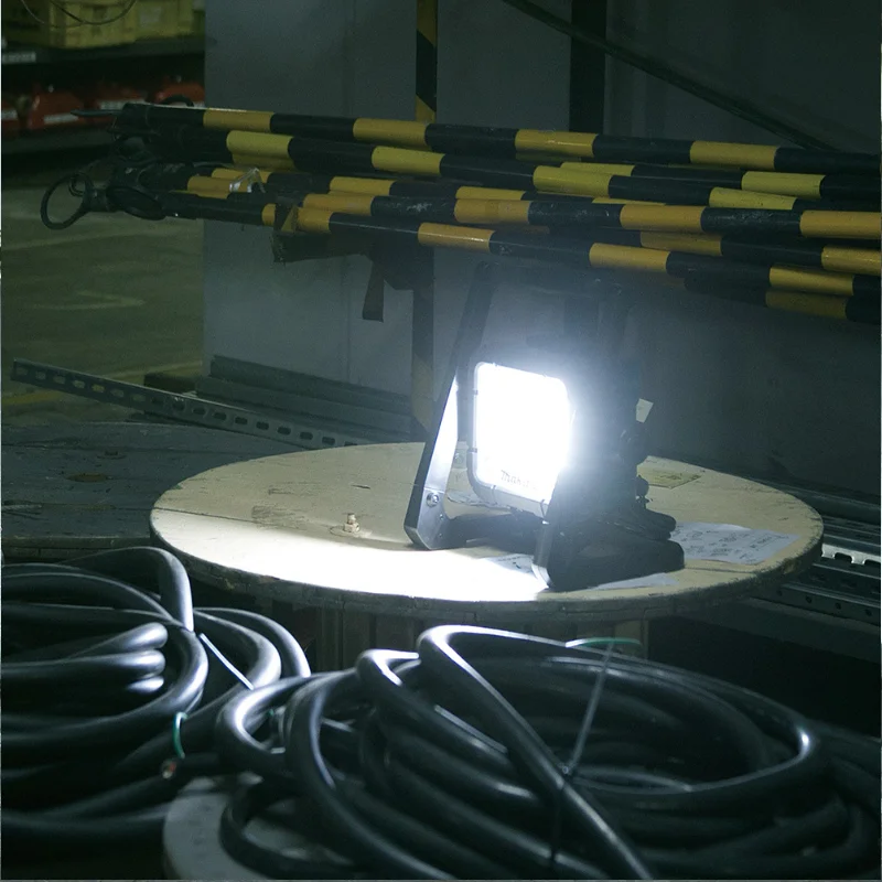 פנס זרקור לד MAKITA DML805 נטען 230V+18V מקיטה
