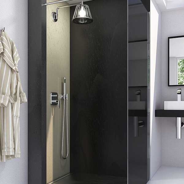 חיפוי קירות מקלחת - לוחות חיפוי תוצרת wedi בצבע שחור מותקן באמבט