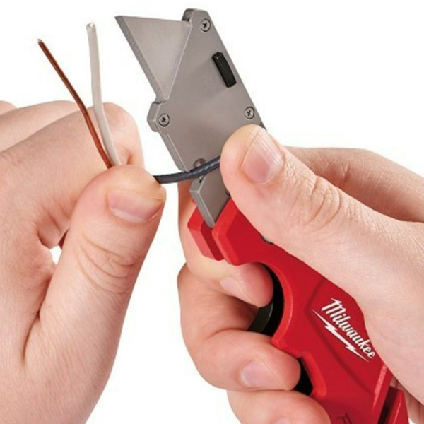 סכין אולר מתקפלת גדולה בצבע אדום בעת שפצור חוט מתכת