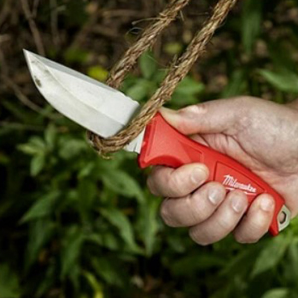 אדם משתמש בסכין להב נירוסטה בצבע אדום לחתוך חוט